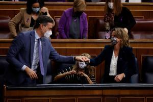 El presidente del Gobierno, Pedro Sánchez, y la vicepresidenta y ministra para la Transición Ecológica, Teresa Ribera, se saludan en el Congreso. 