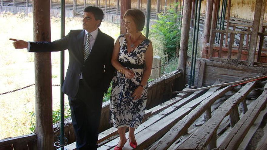 El alcalde Jesús Sedano junto a la concejala de Cultura, ayer visitando la plaza de toros de la ciudad.