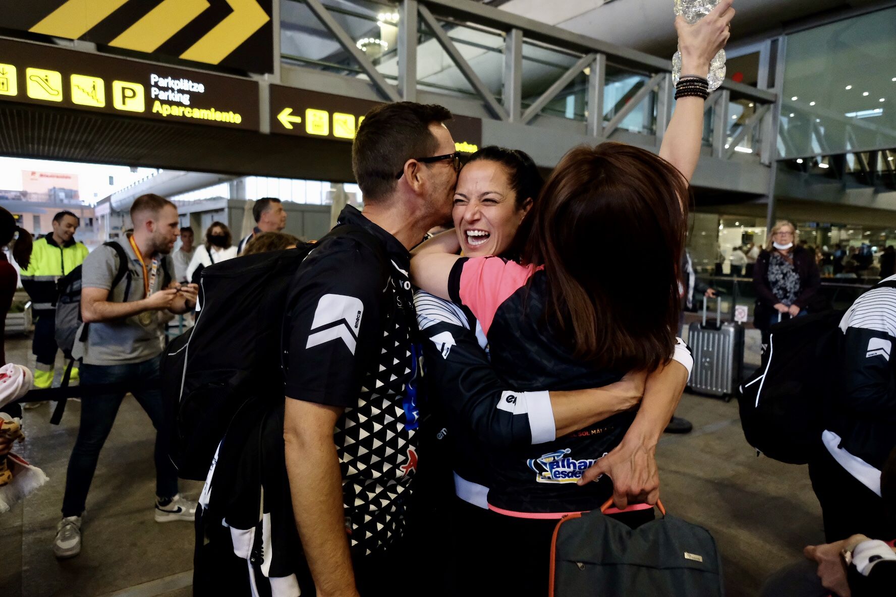 Las campeonas de la Copa de la Reina del BM Costa del Sol son recibidas en el aeropuerto