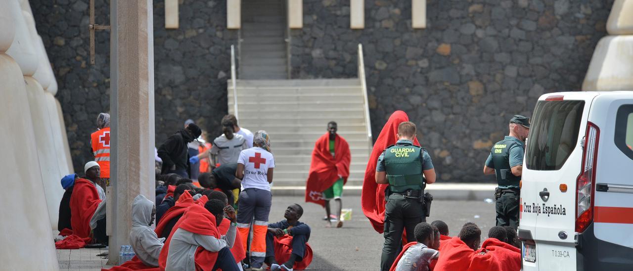 Varias personas son atendidas por los servicios sanitarios, en el muelle de La Restinga, a 4 de octubre de 2023, en El Hierro, Islas Canarias (España). Durante el día de hoy, 4 de octubre, Salvamento Marítimo ha interceptado cerca de El Hierro un cayuco,