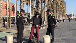 Archivo - La Guardia Urbana intercepta al conductor de un patinete eléctrico