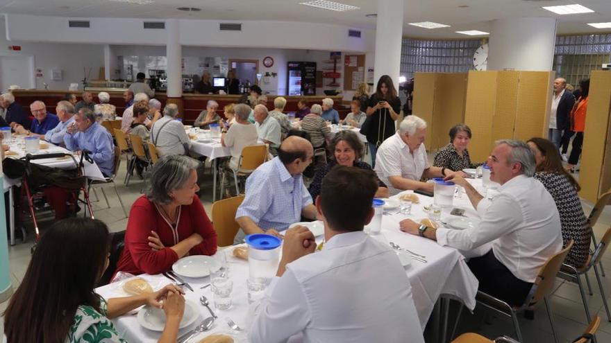 El alcalde, Jorge Azcón, así como la presidenta de la junta de distrito de Torrero, Luisa Broto (ZeC), han compartido mesa con los mayores del nuevo comedor de Torrero.