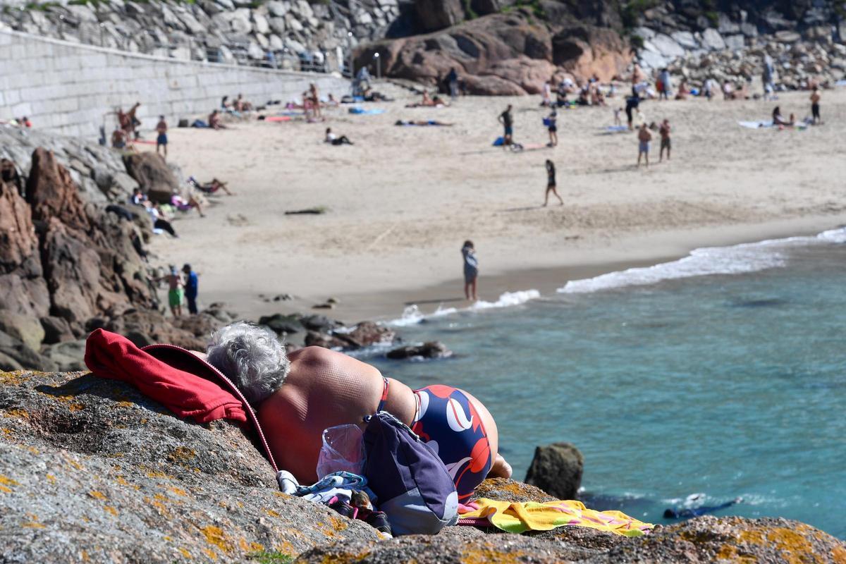Foto de archivo de gente en la playa del Matadero de A Coruña