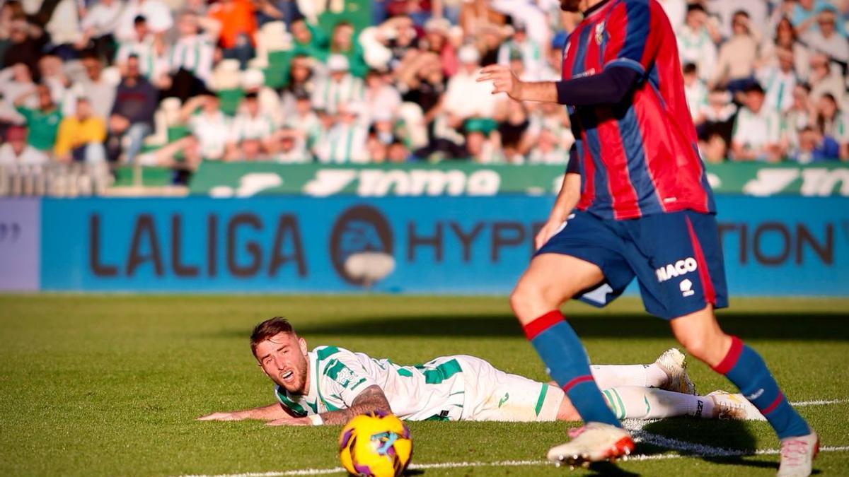 Antonio Casas, en el suelo, durante el partido contra el Huesca.