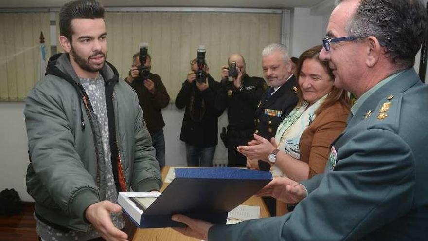 Jorge González Veiga entrega la placa a Manuel A. Fernández. // R.V.