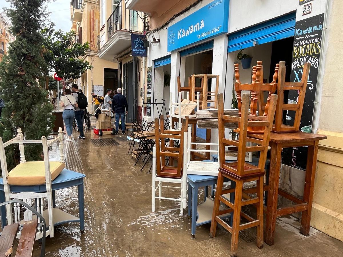 Destrozos en la calle Carretería, tras la inundación causada por una súbita riada el miércoles al mediodía tras las intensas lluvias provocadas por la DANA que pasó por Málaga