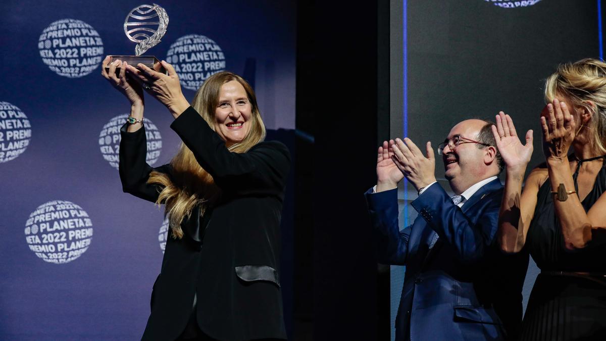 Luz Gabás, con su premio Planeta durante la gala.