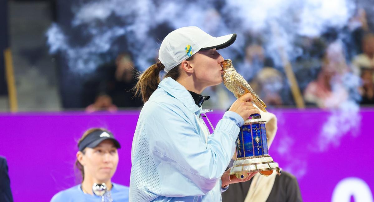 Swiatek besa el trofeo