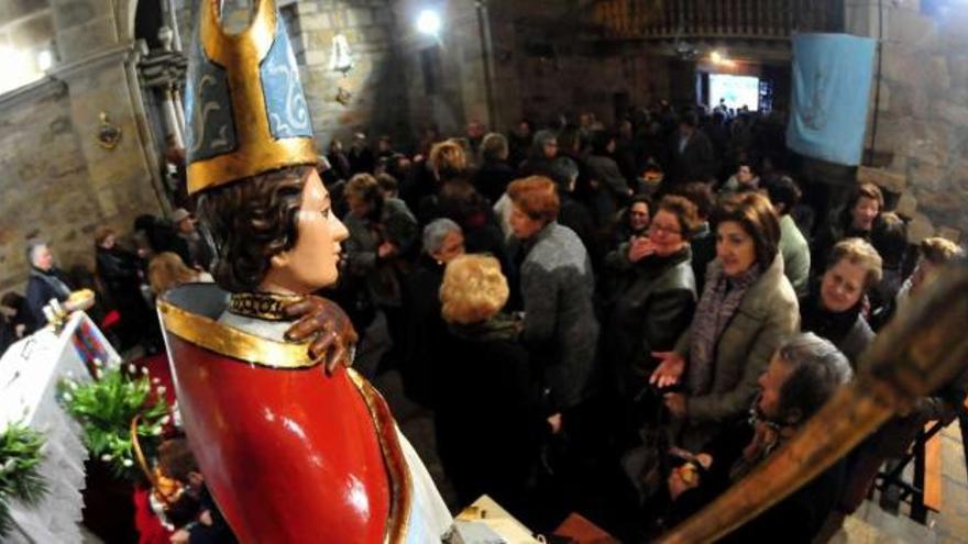 La imagen del San Blas de Cambados, con la mano en el cuello. Las misas fueron en la capilla del Hospital. // Iñaki Abella