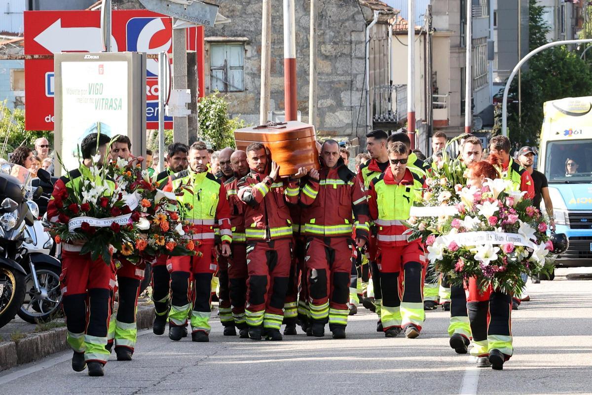 Los compañeros trasladan el cuerpo de Sergio Sanlés en el día de su multitudinario funeral.