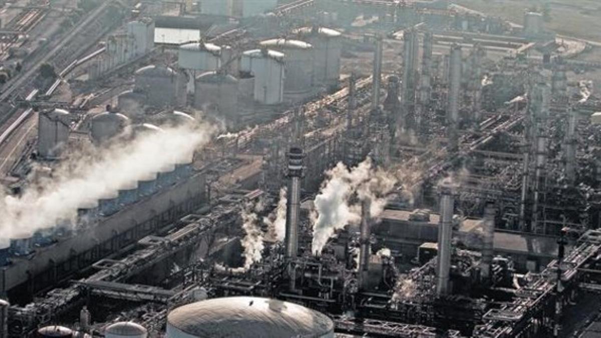 Imagen aérea de la petroquímica de Tarragona, con las chimeneas expulsando humo.