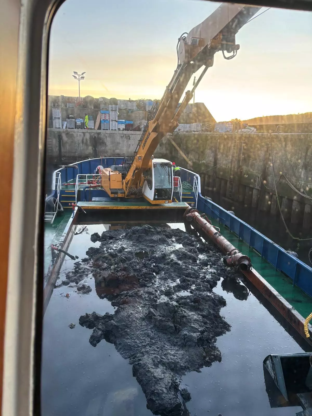 Concluye el dragado de la dársena pesquera del puerto de Llanes: costó 46.000 euros