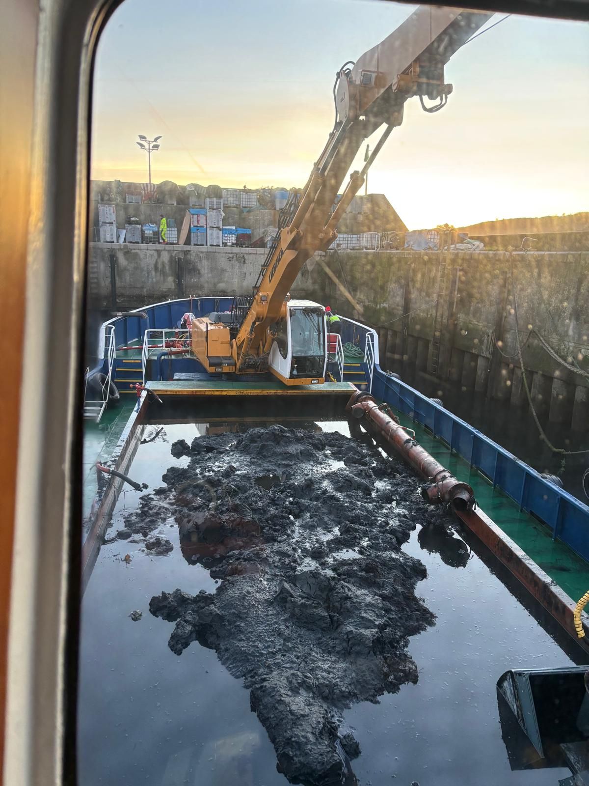 Obras de dragado en el puerto de Llanes.