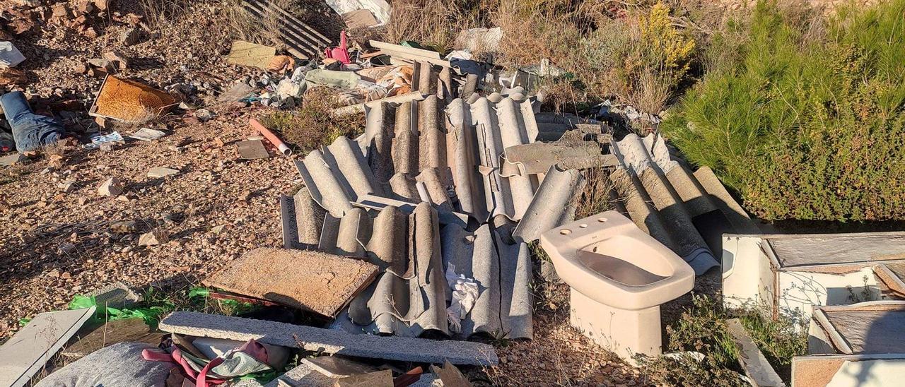 Entre los residuos de la construcción que han vertido en una zona que da acceso a la Font de la Cervera hay uralita, material altamente contaminante.