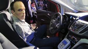 Primer conductor europeu amb un cotxe conduït amb els peus