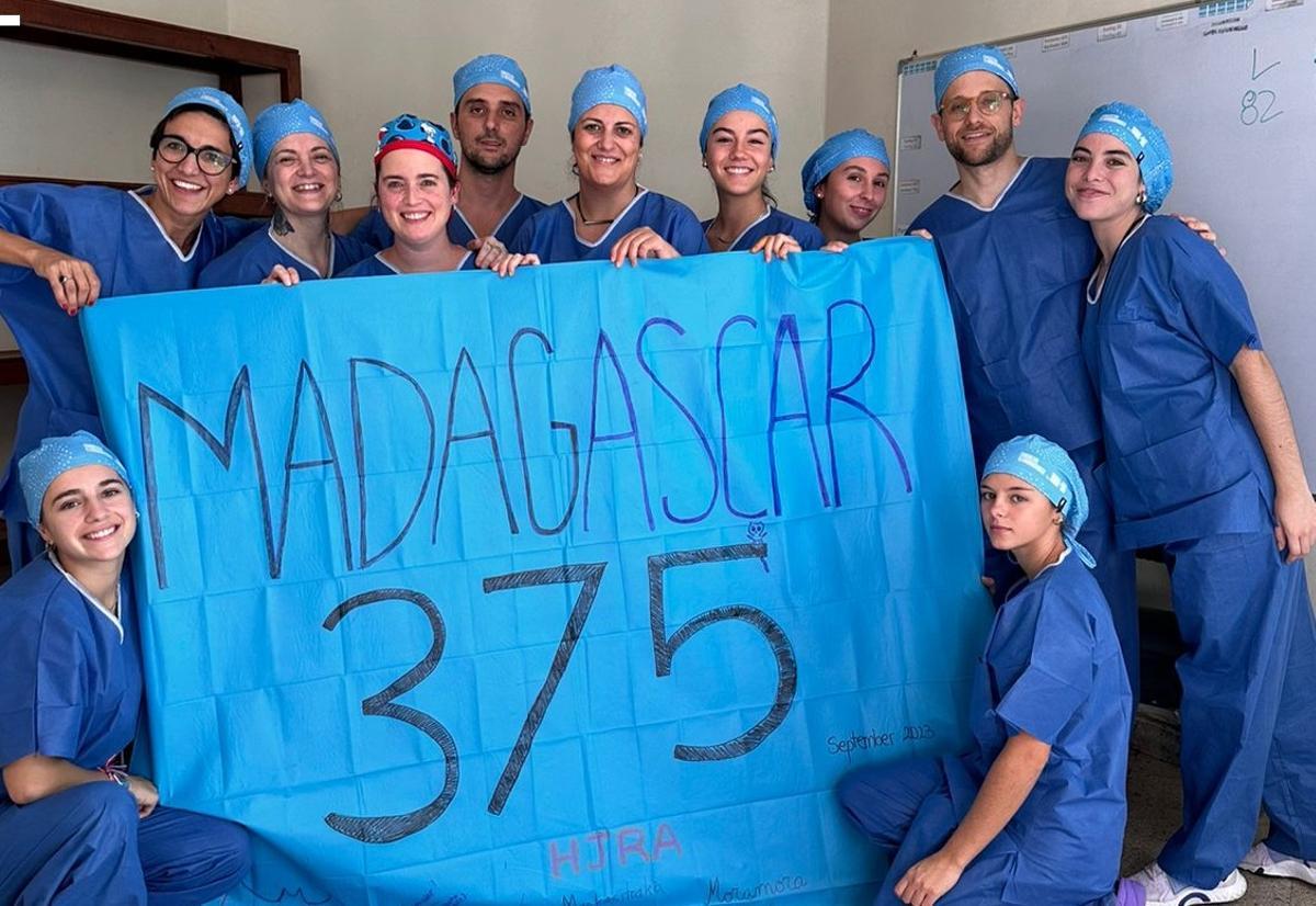 Fabio Contieri, cuarto por la izquierda, con otros miembros de la misión solidaria.