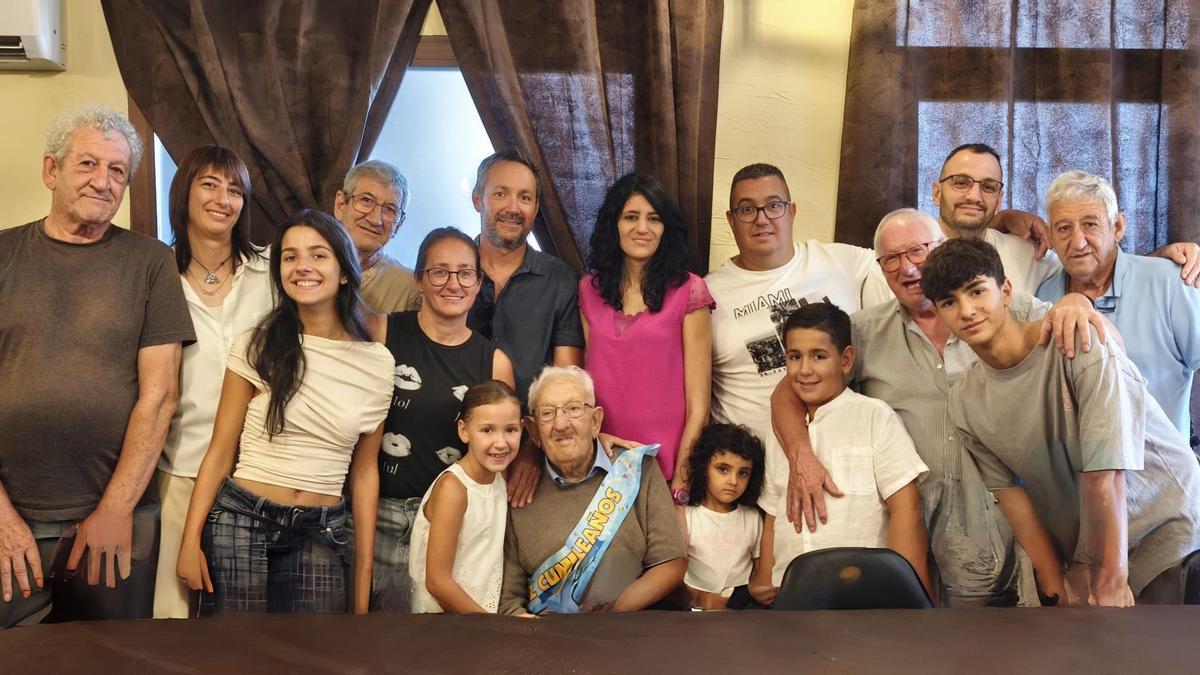 José Manuel González Rabanillo, en el centro, con hijos, nietos y bisnietos en la comida familiar de su 100 cumpleaños.