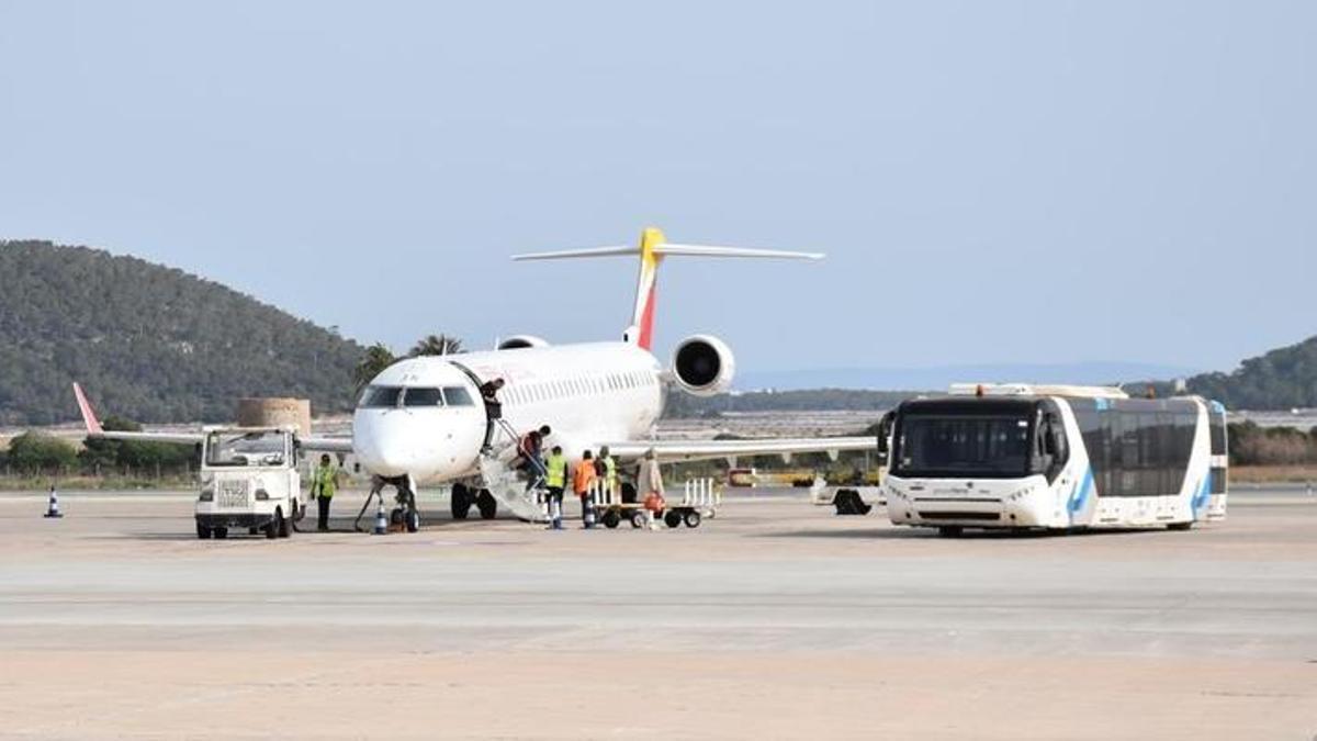 Un avión en la plataforma del aeropuerto de Ibiza.
