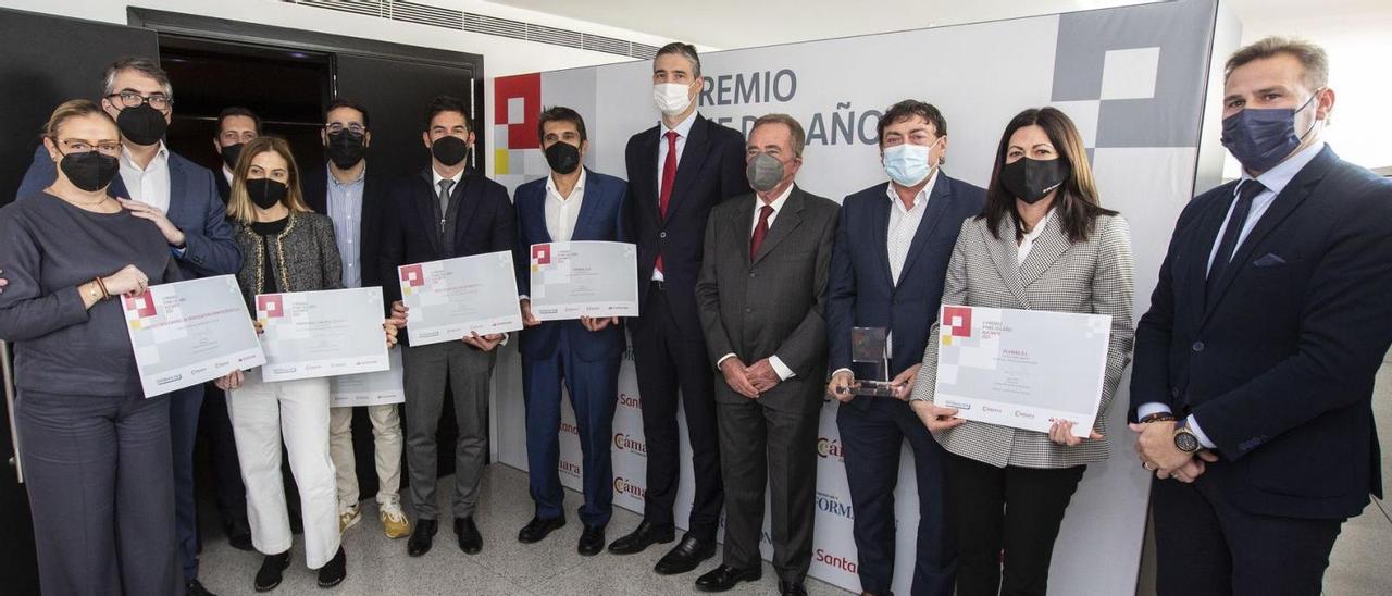 Los representantes de las empresas premiadas junto a Ángel Angulo, Carlos Mendoza, Juan Riera y Alejandro Morant. | ALEX DOMÍNGUEZ