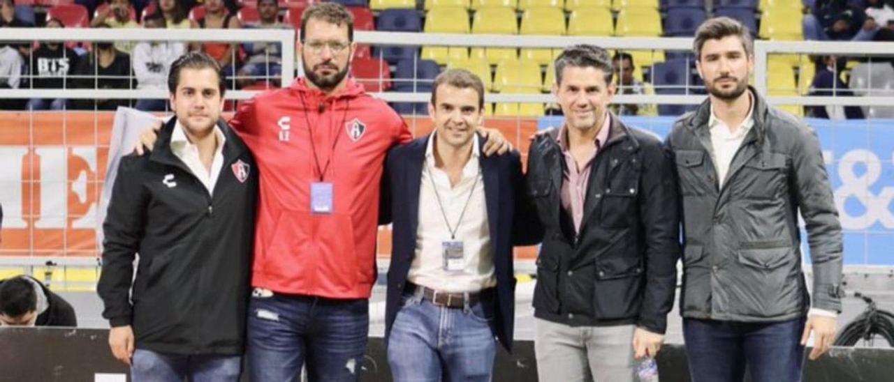 Alejandro Irarragorri, segundo por la derecha, acompañando a la directiva del Atlas en el estreno liguero del equipo. | @AtlasFC