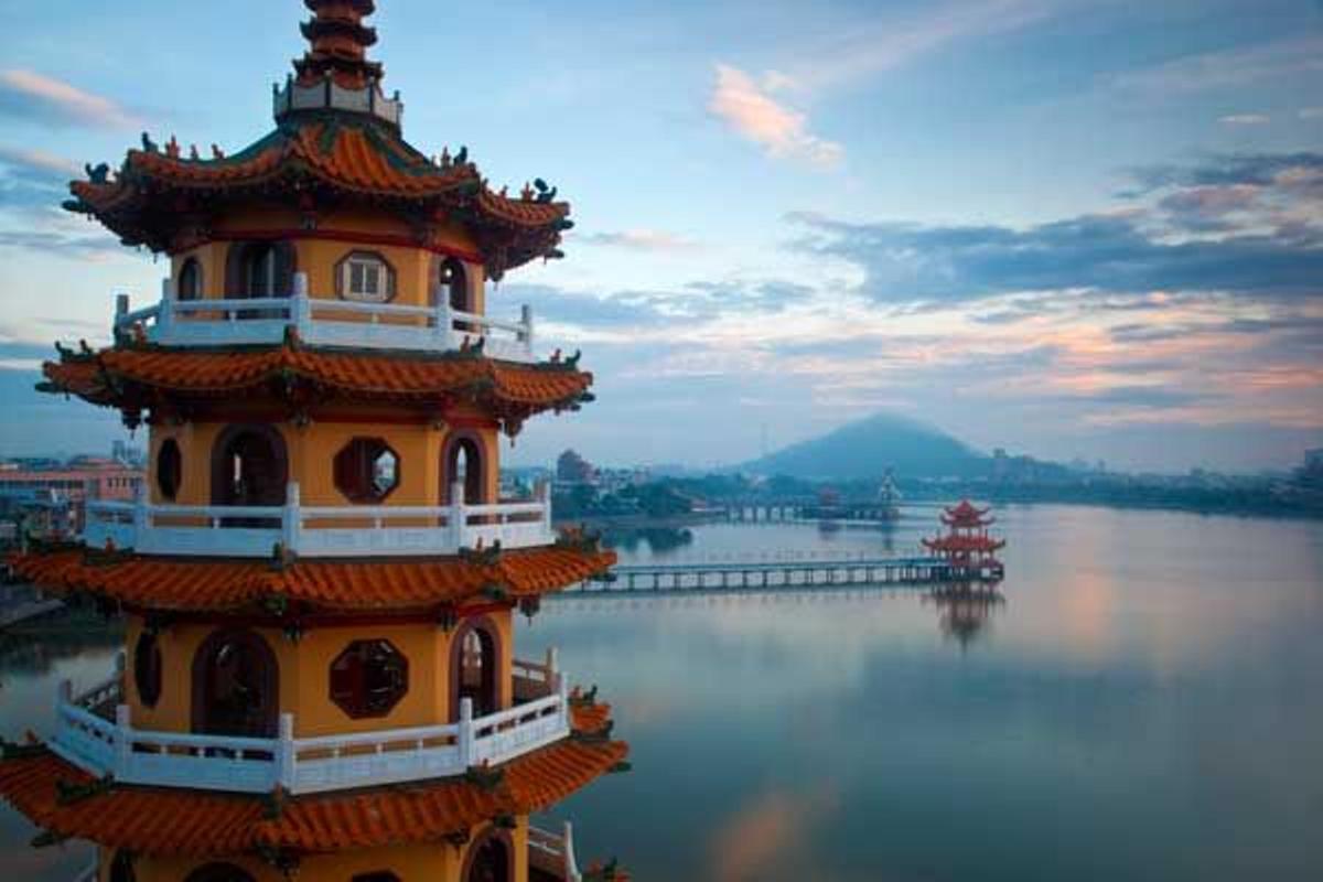 Amanecer sobre un templo de Kaohsiung, en Taiwan.