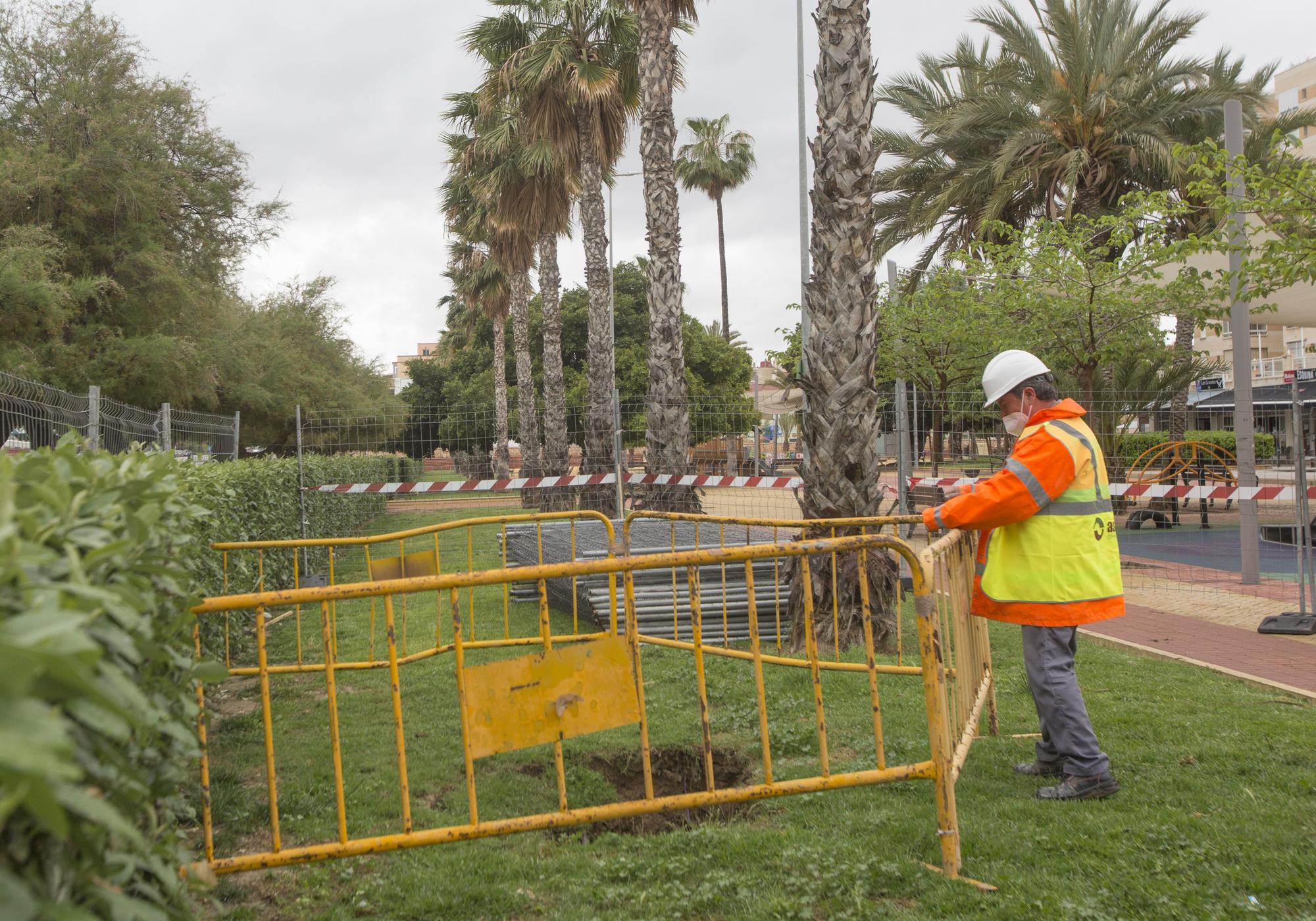 Socavón en el parque Joan Fuster de Alicante por la rotura del colector de aguas que pasa por debajo