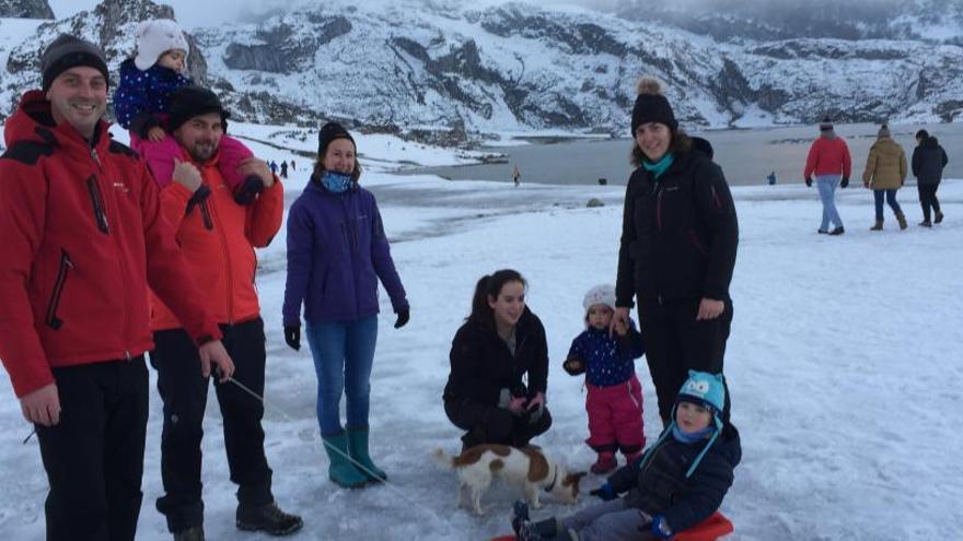 Los guardas vigilan los lagos de Covadonga ante el peligro del deshielo