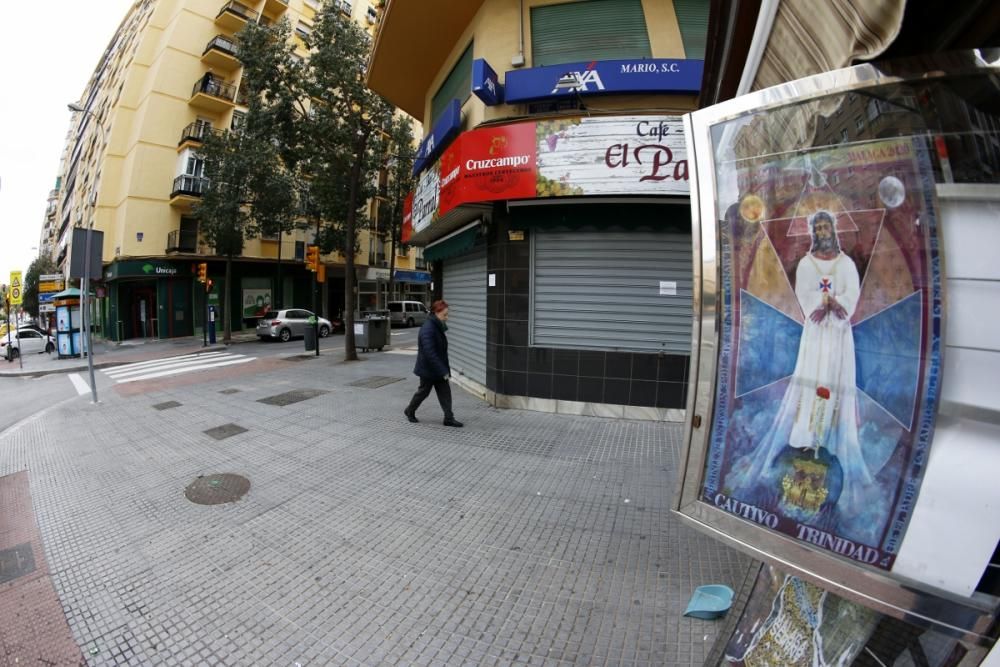 El barrio de La Trinidad, vacío en la mañana del Sábado de Pasión por la suspensión del traslado de Jesús Cautivo y la Virgen de la Trinidad.