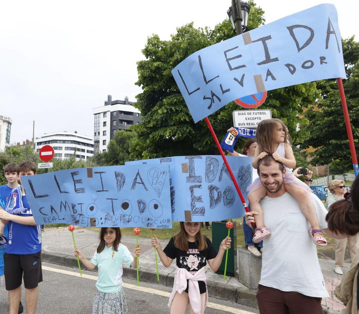 Una familia con pancartas de «Lleida salvador» al inicio del recorrido.