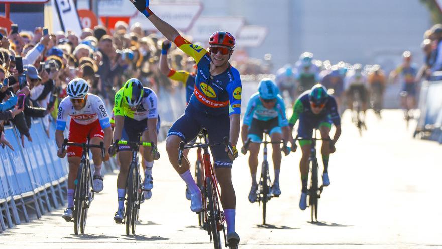 El italiano Jonathan Milan gana al esprint la etapa de la Volta a la Comunitat Valenciana que termina en Orihuela