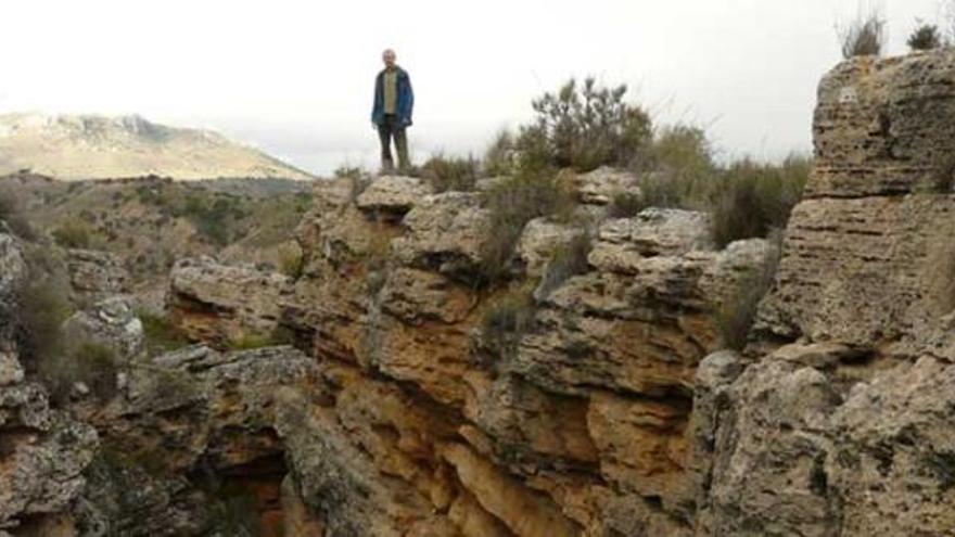 El investigador Antonio Prado, en el sistema termal de Alicún de las Torres, en el que se basa su tesis premiada.