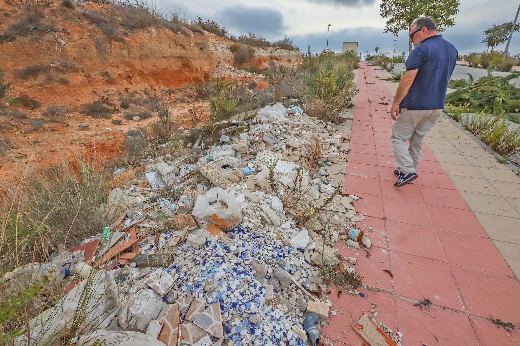 Escombrera improvisada en una de las avenidas del sector urbanístico