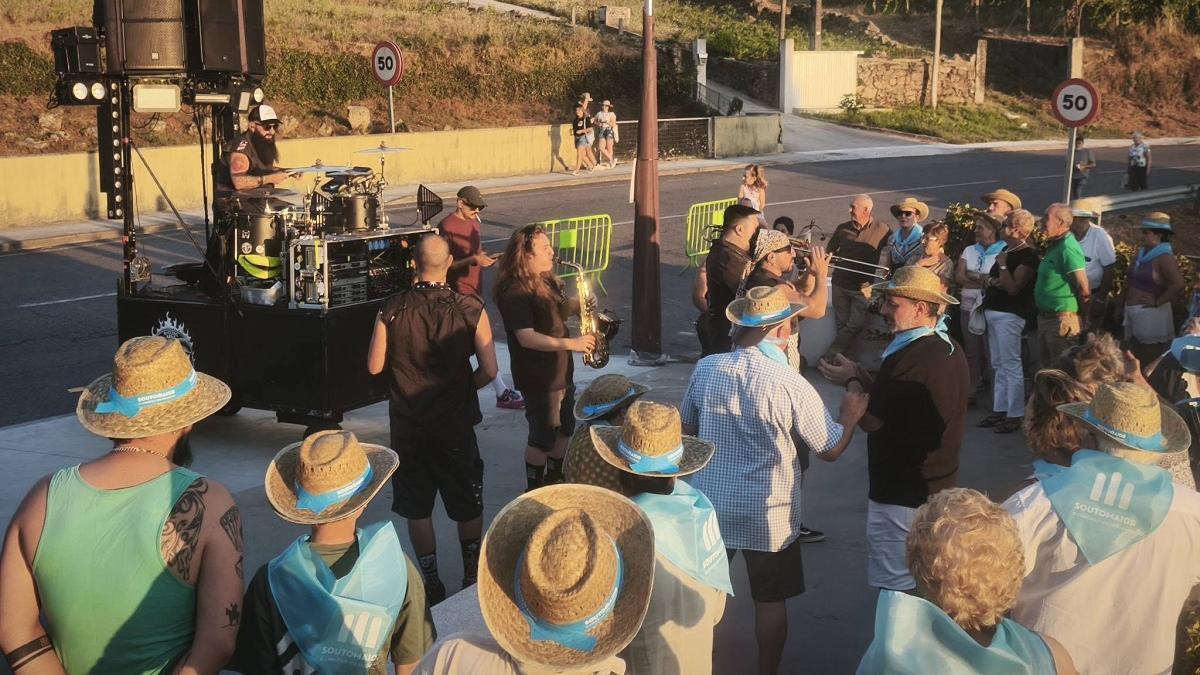 Actuación de Mekanika Rolling Band, ayer, en el arranque de la Semana Grande tras el chupinazo.