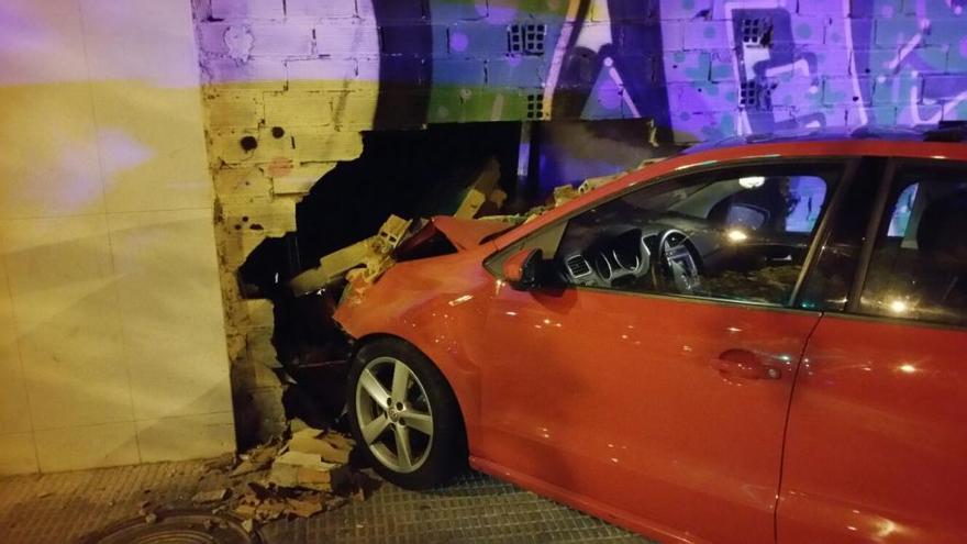 Un coche se empotra contra una fachada tras eludir un control de alcoholemia