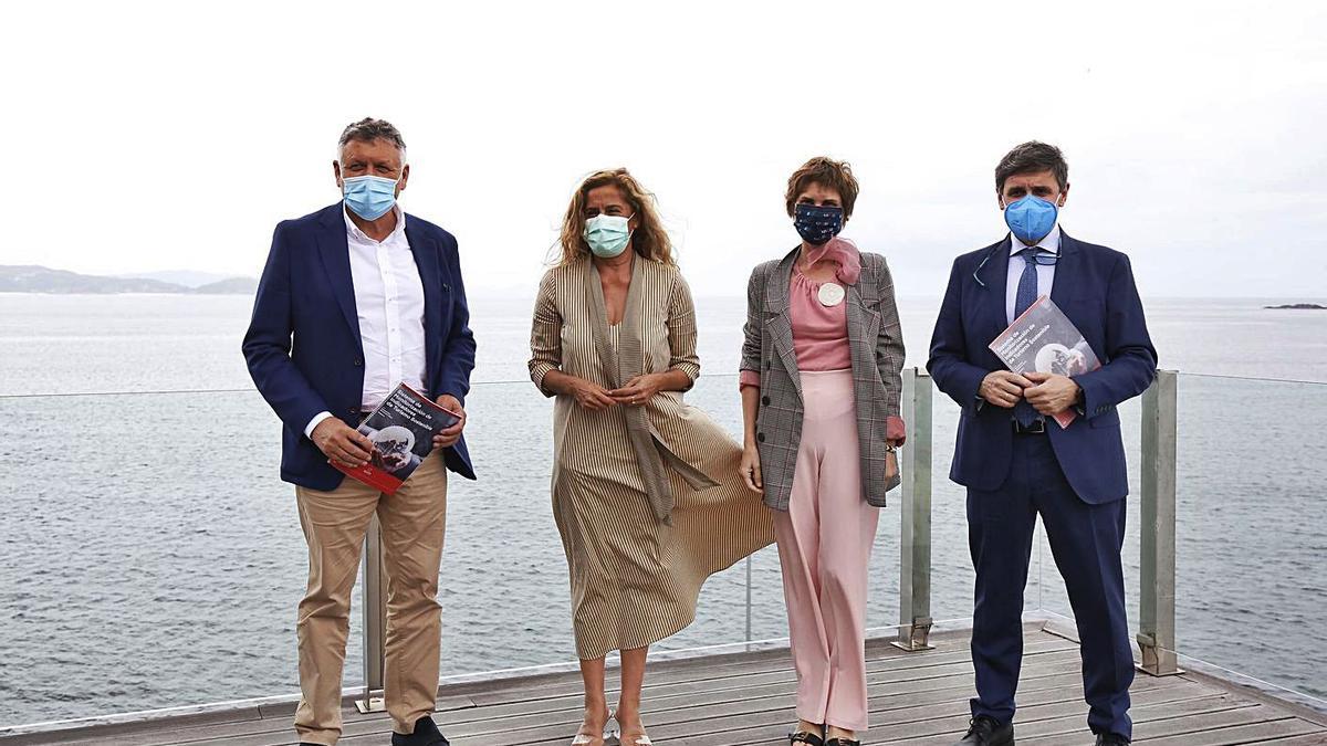 De izquierda a derecha, Telmo Martín, Carmela Silva, Nava Castro y Enrique Martínez, ayer en Sanxenxo. |