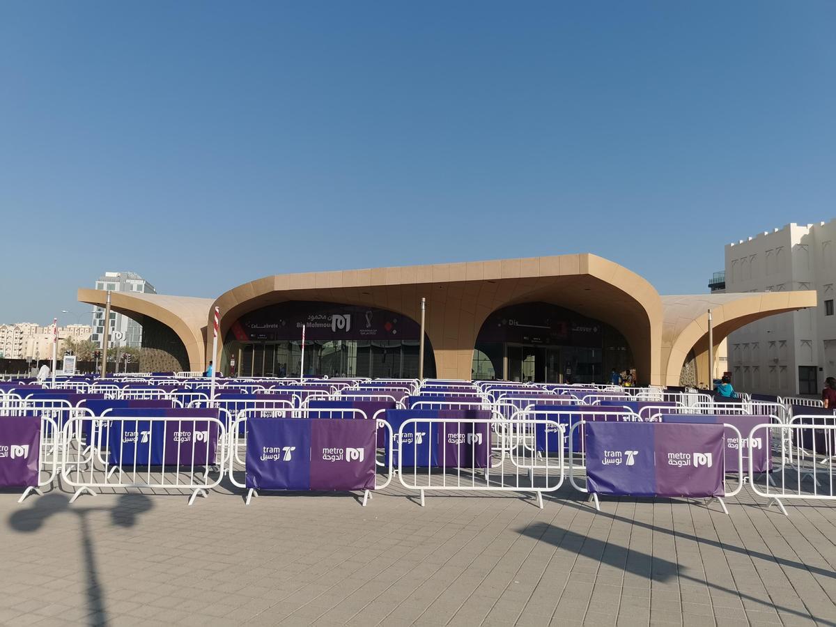 Vallas delante de la estación de metro de Bin Mahmoud, en Doha.