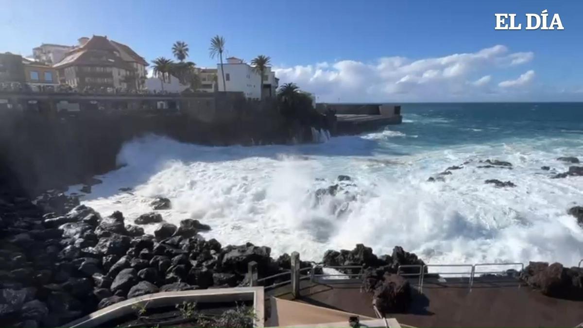 La borrasca Therese genera fuertes oleajes en la playa de San Telmo
