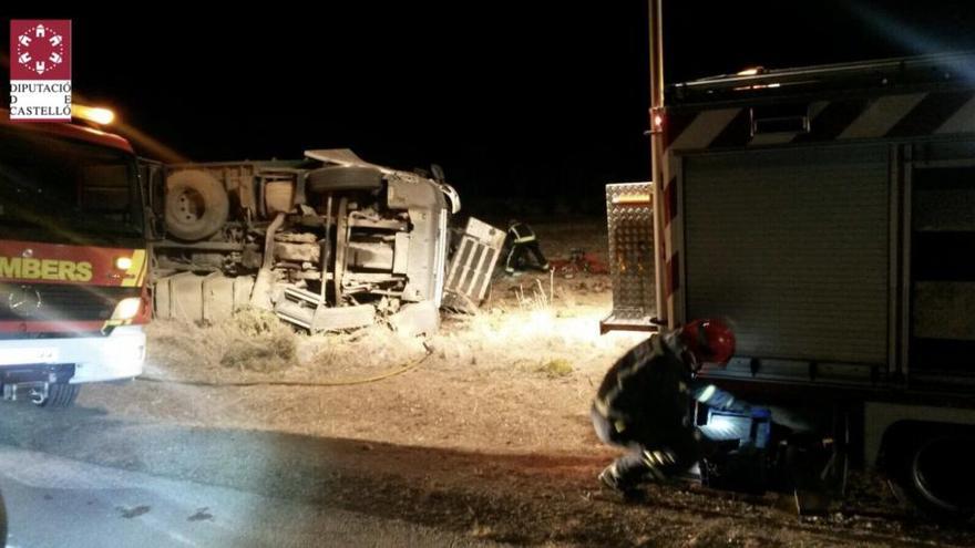 Muere un camionero al salirse de la vía y volcar en Traiguera