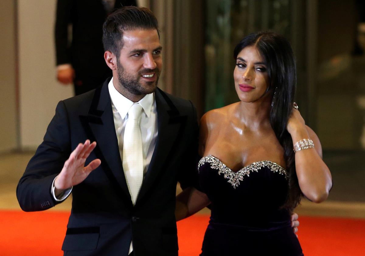 Cesc Fàbregas y su esposa Daniella Semaan posan a la llegada del enlace de Messi y Antonella.