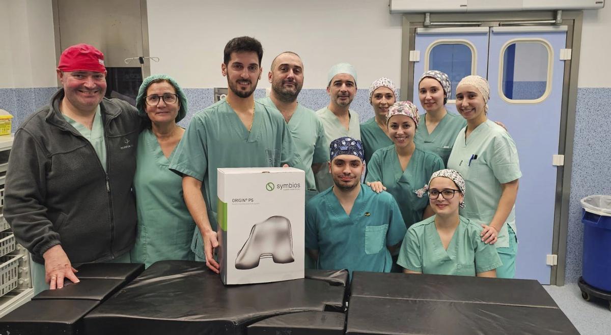 El doctor Adrián Gallego y otros profesionales sanitarios, con la prótesis. | CEDIDA