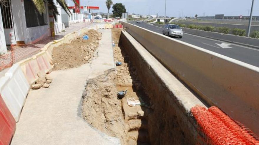 Partes de muros desenterrados en las obras de instalación del colector.