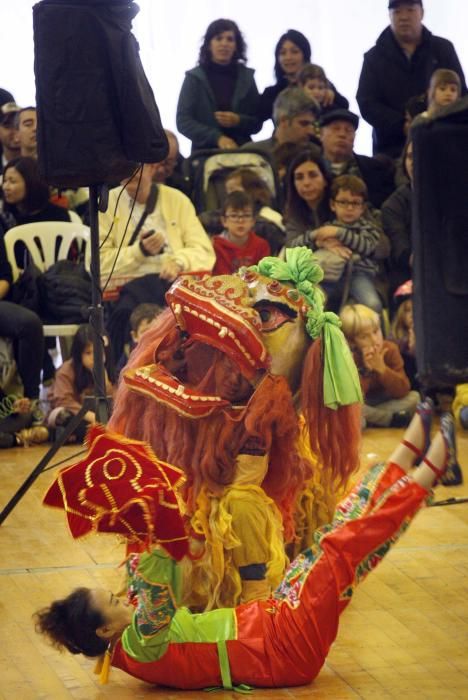 Un espectacle tradicional xinès omple l''envelat de la plaça Miquel de Palol de Girona