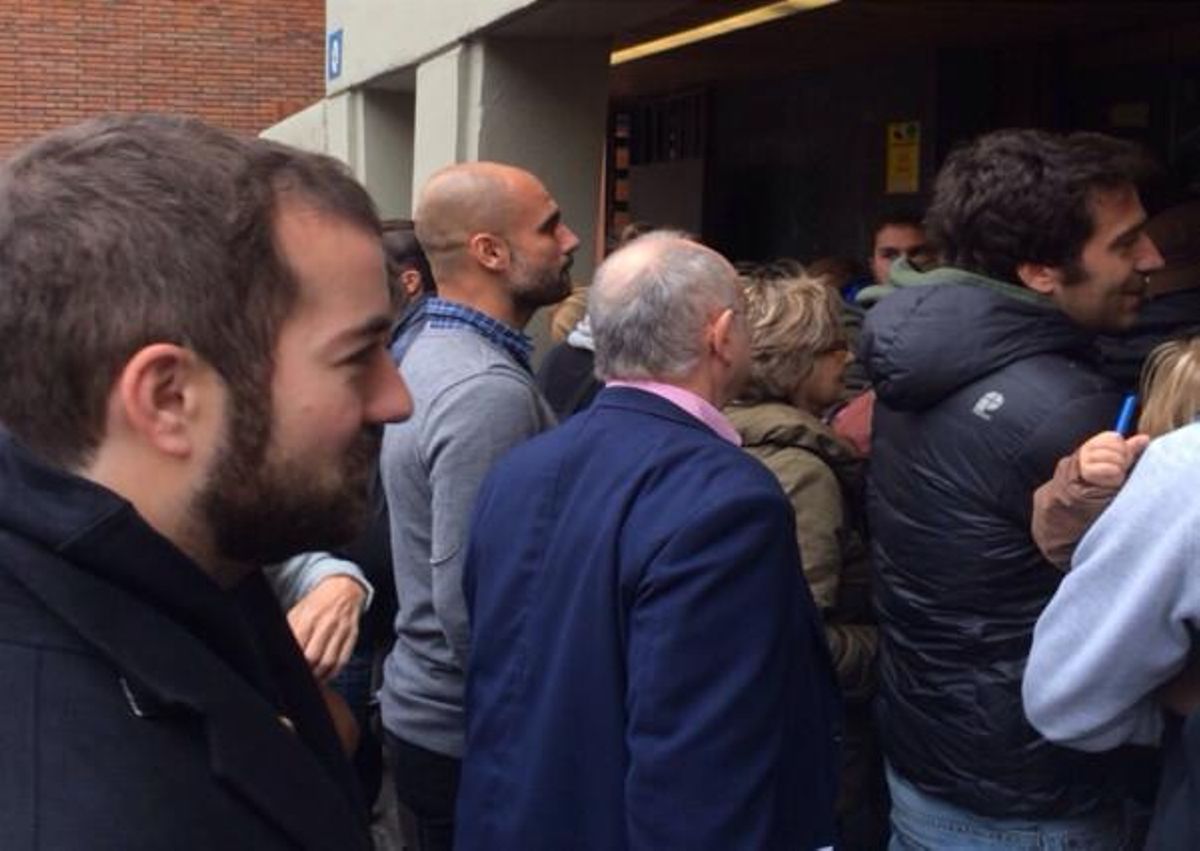 L’entrenador del Bayern, Pep Guardiola, fa cua per votar al CIC de Via Augusta, a Barcelona.