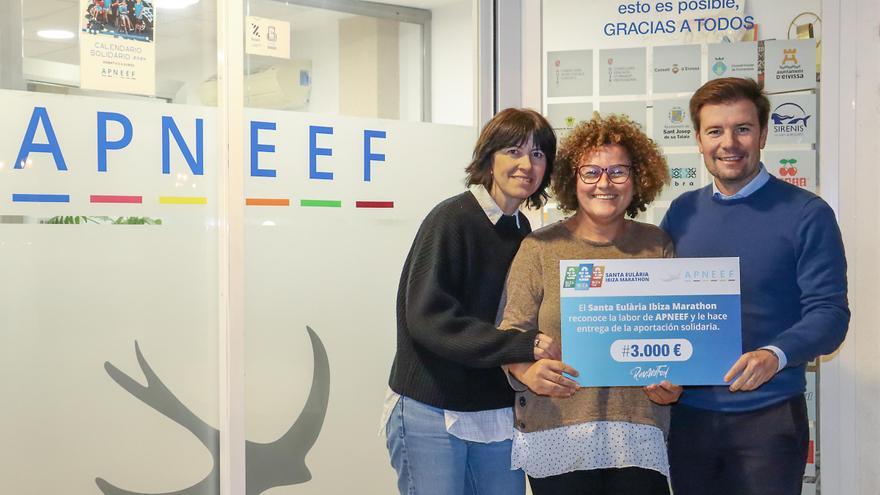 El Santa Eulària Ibiza Marathon entrega 3.000 euros a Apneef de su recaudación solidaria