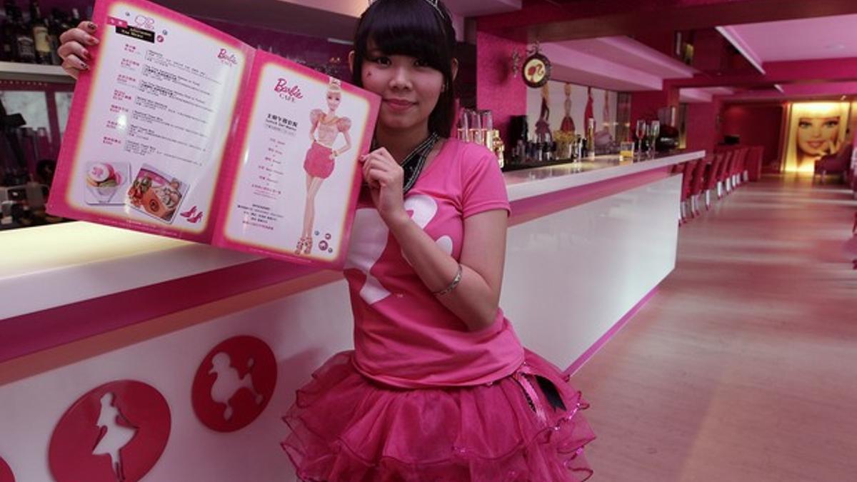 Una camarera posa con la carta del 'Barbie Cafe', el jueves en Taipei.