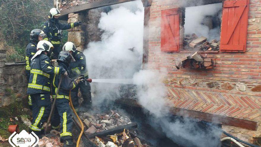 Los bomberos trabajan en el incendio. / SEPA