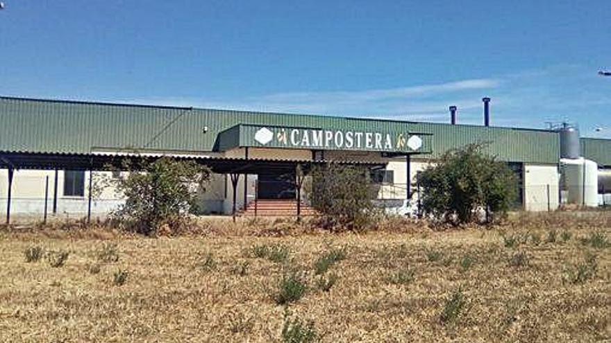 Exterior de la fábrica de Quesos Campostera en Villalpando, ubicada en el camino Villalobos.