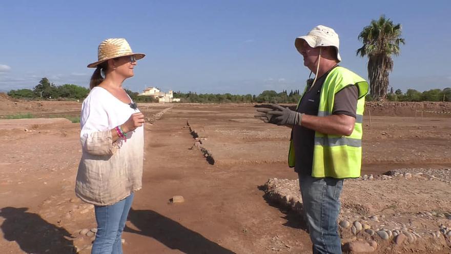 Imagen de la entrevista de Loles García a José Manuel Melchor en el emplazamiento de los restos arqueológicos.