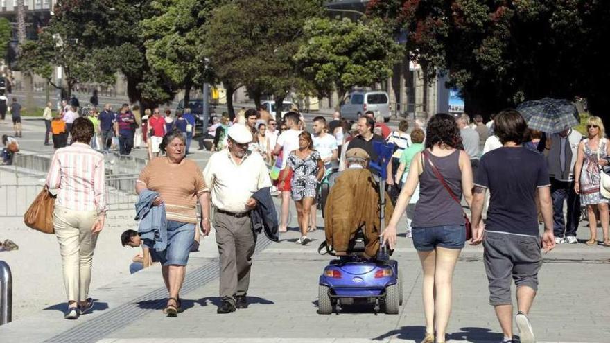 Gente paseando por el paseo marítimo en una jornada de buen tiempo.