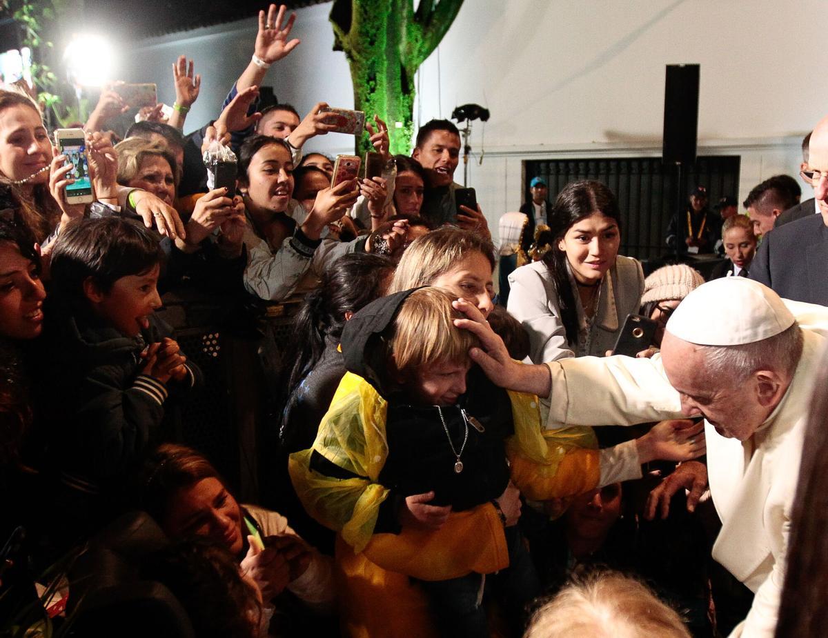 BOG6-50. BOGOTÁ (COLOMBIA) 08/09/2017.- El papa Francisco (d) saluda a un grupo de personas que lo esperaba a su llegada a la Nunciatura Apostólica en la capital, luego de su visita a Villavicencio, donde escuchó los testimonios de algunas de las víctimas del conflicto y donde lideró una misa campal ante cerca de 650.000 personas hoy, viernes 8 de septiembre de 2017, en Bogotá (Colombia). El pontífice ofrecerá eucaristías en Medellín y Cartagena durante su visita de cinco días al país. EFE/José Jácome